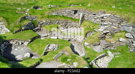 Età del ferro e timoneria a Jarlshof, sito archeologico che mostra 2500 BC preistorica e norreni insediamenti, Sumburgh Head, isole Shetland, Scotland, Regno Unito Foto Stock