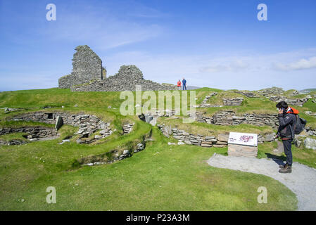 I turisti che visitano Jarlshof, sito archeologico che mostra 2500 BC preistorica e norreni insediamenti a Sumburgh Head, isole Shetland, Scotland, Regno Unito Foto Stock