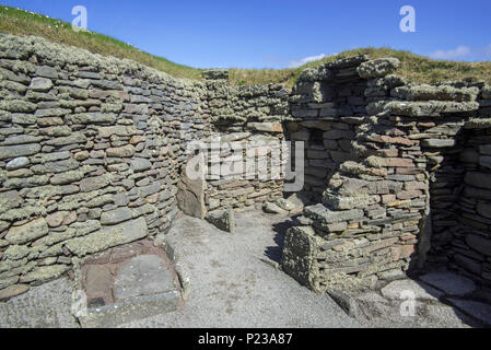 Camera a Jarlshof, sito archeologico che mostra 2500 BC preistorica e norreni insediamenti a Sumburgh Head, isole Shetland, Scotland, Regno Unito Foto Stock
