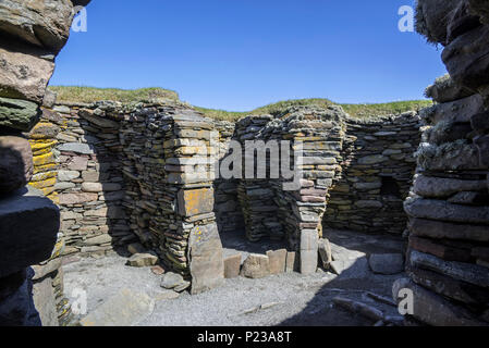 Interno della timoneria a Jarlshof, sito archeologico che mostra preistorica e norreni insediamenti a Sumburgh Head, isole Shetland, Scotland, Regno Unito Foto Stock