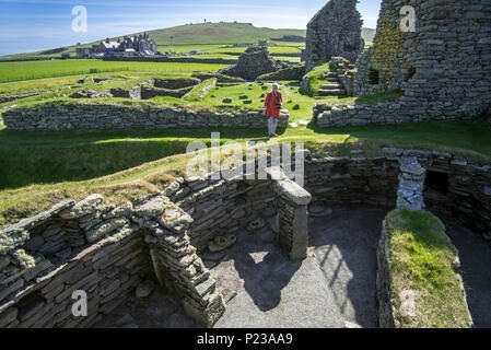 Visita turistica Jarlshof, sito archeologico che mostra 2500 BC preistorica e norreni insediamenti a Sumburgh Head, isole Shetland, Scotland, Regno Unito Foto Stock