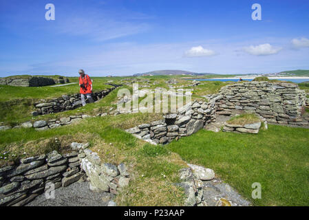 Visita turistica Jarlshof, sito archeologico che mostra 2500 BC preistorica e norreni insediamenti a Sumburgh Head, isole Shetland, Scotland, Regno Unito Foto Stock