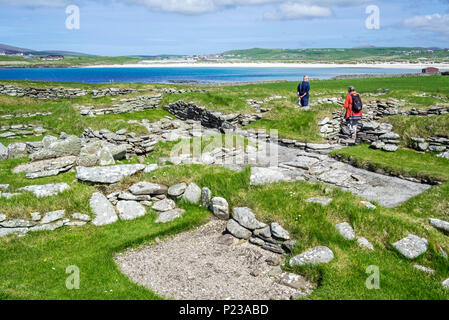 I turisti che visitano Jarlshof, sito archeologico che mostra 2500 BC preistorica e norreni insediamenti a Sumburgh Head, isole Shetland, Scotland, Regno Unito Foto Stock