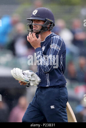 Il Calum MacLeod della Scozia lascia il campo dopo essere stato catturato durante la seconda partita internazionale T20 al Grange di Edimburgo. PREMERE ASSOCIAZIONE foto. Data foto: Mercoledì 13 giugno 2018. Vedi la storia della Pennsylvania Cricket Scozia. Il credito fotografico deve essere: Jane Barlow/PA Wire Foto Stock