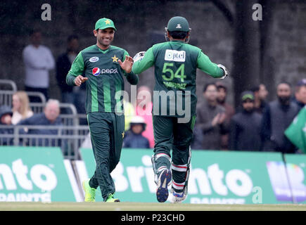 Il Pakistan Fakhar Zaman (sinistra) celebra, con Sarfraz Ahmed dopo aver preso fuori della Scozia Matteo Cross durante la Seconda Internazionale T20 corrispondono a Grange, Edimburgo. Foto Stock