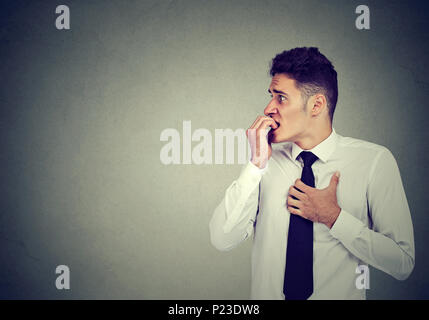 Il preoccupato ansioso giovane uomo d affari Foto Stock