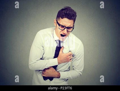 Uomo di dolore al petto, attacco cardiaco. Foto Stock