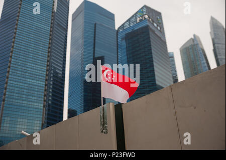 Singapore, Singapore, Bandiera di Singapore e alti edifici della città Foto Stock