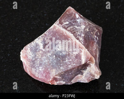 Le riprese in modalità macro di minerali naturali - materie rosa pietra focaia (Calcedonio) su granito nero da Monti Urali Foto Stock