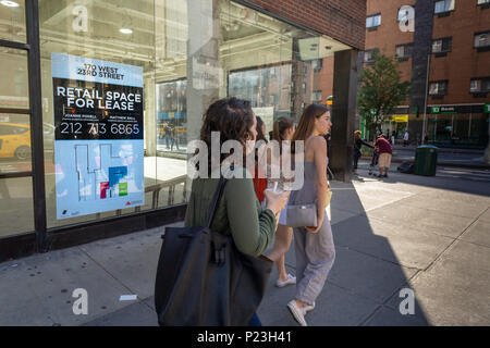 Un recentemente liberato spazio, precedentemente una manicure, nel quartiere di Chelsea di New York lunedì, 11 giugno 2018. I padroni di casa sono riportati per essere più suscettibili alle trattative con gli inquilini risultanti più fitti realistica come più e più negozi rimangano vacanti, una vittima dello shopping online. ( Â© Richard B. Levine) Foto Stock