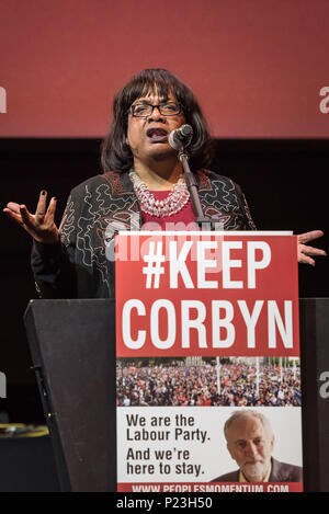 Il Troxy, 490 strada commerciale di Londra del 6 luglio 2016. Diane Abbott MP offre un discorso a Jeremy Corbyn rally nella zona est di Londra. Foto Stock