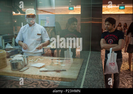 Singapore, Singapore, dipendente in una Dim Sum ristorante nel Wisma Atria Foto Stock