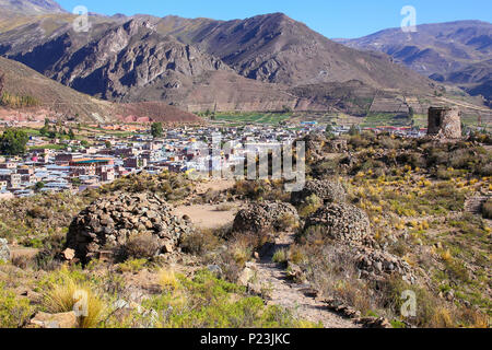 Vista di pre-rovine Inca e di Chivay città in Perù. Queste rovine sono stati utilizzati per la conservazione di prodotti alimentari o di sepolture. Foto Stock