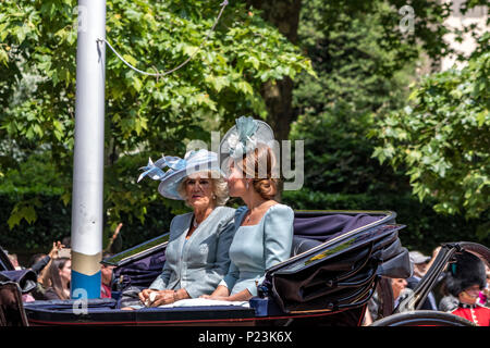 La Duchessa di Cambridge e la Duchessa di Cornovaglia si guidano insieme in una carrozza lungo il Mall al Trooping of the Color Ceremony, Londra, Regno Unito Foto Stock