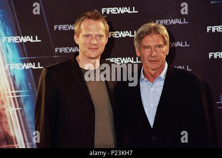 21 / 03 / 2006; Barcellona, Spagna. Attori Harrison Ford e Paul Bettany pone durante la foto chiamata conferenza stampa tenuta in Hotel Arts per il nuovo film 'firewall' detenuto in Hotel delle arti. Credit: Foto di Joan Vidal. Foto Stock