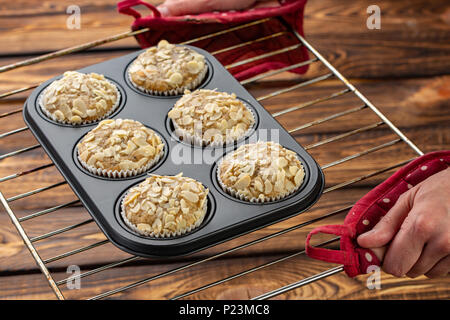 Fatto in casa granella sana libera muffin cotti in forno con farine di dado e la farina di cocco. Cotte nel forno riutilizzabile forme di silicio. Foto Stock