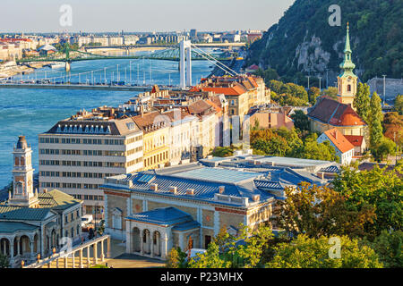 Sul lato di Buda del centro di Budapest Ungheria con il fiume Danubio Foto Stock