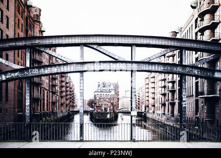 Edifici storici su entrambi i lati del canale nel vecchio magazzino district Speicherstadt di Amburgo Foto Stock