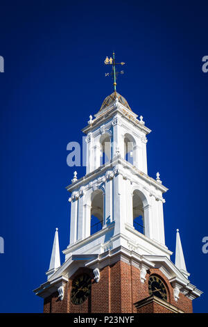 La cupola di Timothy Dwight College residenziale presso la Yale University di New Haven, Connecticut su una soleggiata giornata autunnale Foto Stock