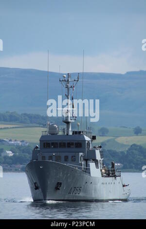 FS Lion (A755), un Leopard formazione compresenza nave gestita dalla Marina Militare francese, passando Greenock dopo un pagamento di un breve per visitare Glasgow. Foto Stock