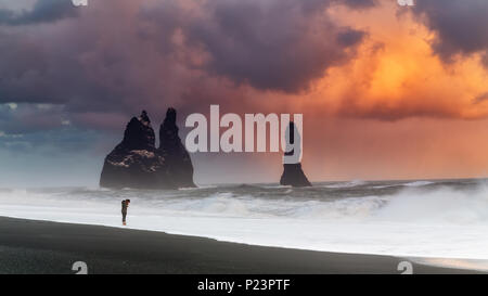Enormi nuvole sulla spiaggia di sabbia nera in Islanda Foto Stock
