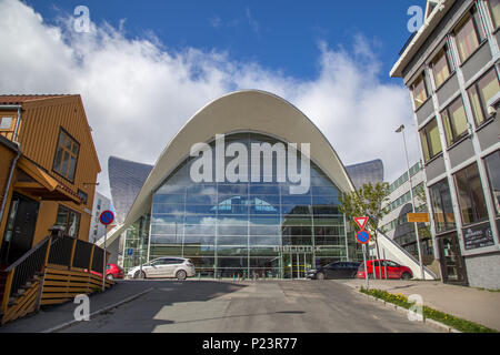 Tromso, Norvegia - 01 Giugno 2018: vista esterna della moderna biblioteca e archivio nel centro della città Foto Stock