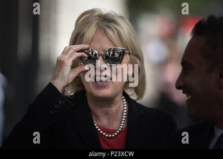 Whitehall, Londra, Regno Unito. 12 luglio 2016. I ministri del governo di lasciare Downing Street dopo aver frequentato il settimanale riunione del gabinetto. Foto Stock