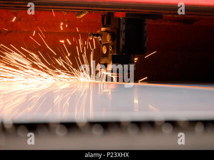 Il plasma cutter taglia parti di lamiera Foto Stock