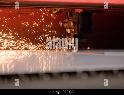 Il plasma cutter taglia parti di lamiera Foto Stock