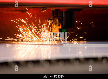 Il plasma cutter taglia parti di lamiera Foto Stock