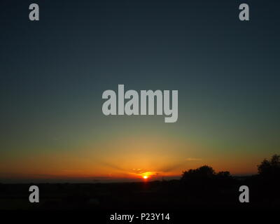 Tramonto in un cielo limpido, Bedfordshire, Regno Unito, vicino a Milton Keynes Foto Stock