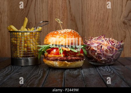 Hamburger con patatine fritte e rosso insalata di cavolo Foto Stock