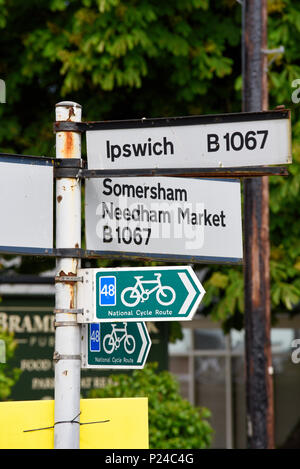 Ciclo nazionale Route 48 direzione segno. Bramford, Suffolk, Regno Unito. Le direzioni. Segni. Signpost. Blue 48. B1067 Ipswich, Somersham, Needham Market Foto Stock