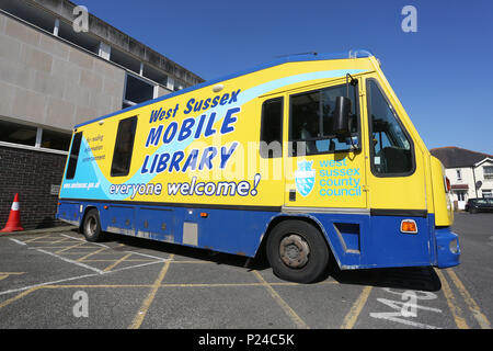 Il West Sussex Biblioteca Mobile autocarro nella foto a Bognor Regis, West Sussex, Regno Unito. Foto Stock