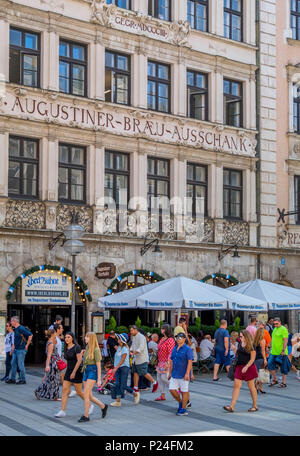 Augustiner-Bräu Ausschank" (birra hall e ristorante) in area pedonale di Monaco, Monaco di Baviera, Germania, Europa Foto Stock