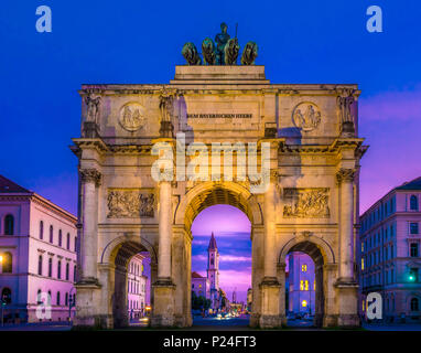 Siegestor" (vittoria porta) - arco trionfale di notte, Monaco di Baviera, Baviera, Baviera, Germania, Europa Foto Stock