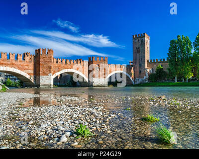 Ponte Scaligero e Castelvecchio, fiume Adige, Verona, Veneto, Italia, Europa Foto Stock