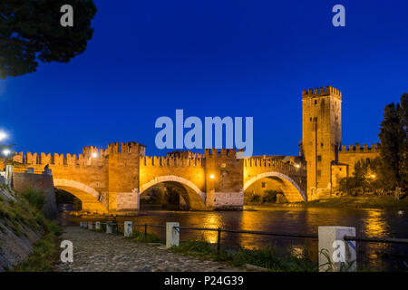 Ponte Scaligero e Castelvecchio di notte, fiume Adige, Verona, Veneto, Italia, Europa Foto Stock