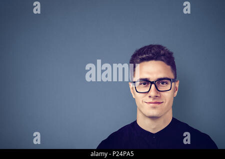 Felice l'uomo con gli occhiali, sorridente Foto Stock