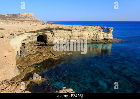 Una bellissima baia turchese che circonda le Grotte Marine nei pressi di Cape Greco, Cipro Foto Stock