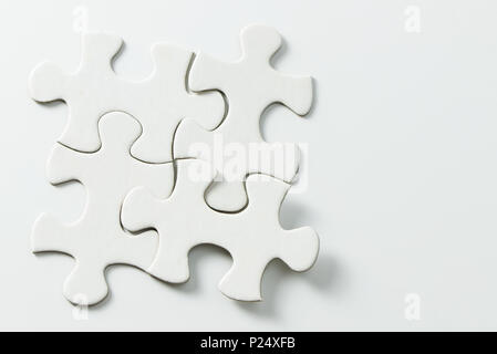 Quattro pezzi di bianco puzzle Foto Stock