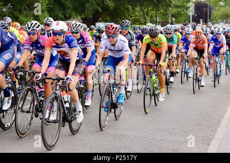 Sport: OVO l'Energia Femminile Tour in Bicicletta Stadio 1 Framlingham a Southwold passa attraverso Kesgrave, Suffolk 13 Giugno 2018. Foto Stock