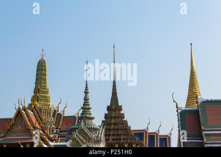 Tetti di edifici del tempio e cielo blu - Wat Phra Kaew - Il Tempio del Buddha di Smeraldo di Bangkok Foto Stock