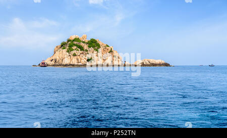 Bellissima natura di Shark Island Divesite sul mare blu, piccola isola di roccia a Ko Tao durante il periodo estivo è un famoso Attrazioni turistiche nel Foto Stock