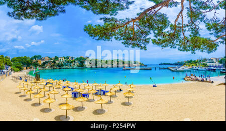 Vista panoramica di Drach porto spiaggia di Palma de Mallorca, Spagna Foto Stock