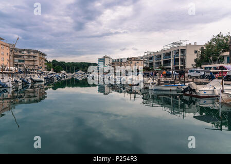 Palma de Mallorca, Spagna - 20 Maggio 2018: immagine retrò di romantico Porto Cristo con le tradizionali barche a motore in Mallorca Island Foto Stock