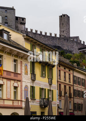 Piazza Collegiata con il Castello Grande di Bellinzona Foto Stock