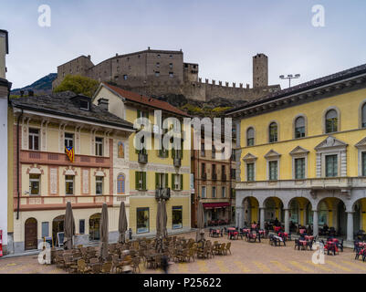 Piazza Collegiata con il Castello Grande di Bellinzona Foto Stock