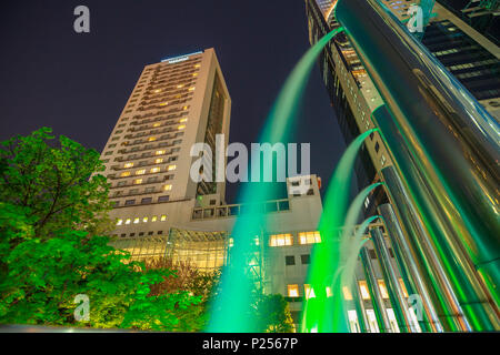 Osaka, Giappone - 28 Aprile 2017: fontane colorate a Umeda Sky Building, punto di riferimento e di attrazione popolare nel quartiere Umeda, a notte. Paesaggio urbano di Osaka Foto Stock