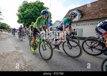 LA GARA ciclistica DI OVO Energy Women's Tour of Britain passa attraverso Bramford, Suffolk, Regno Unito. Dani Rowe ed Elisa Longo Borghini corrono attraverso il villaggio Foto Stock